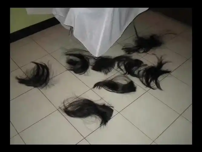 小姐姐剪落一地长发