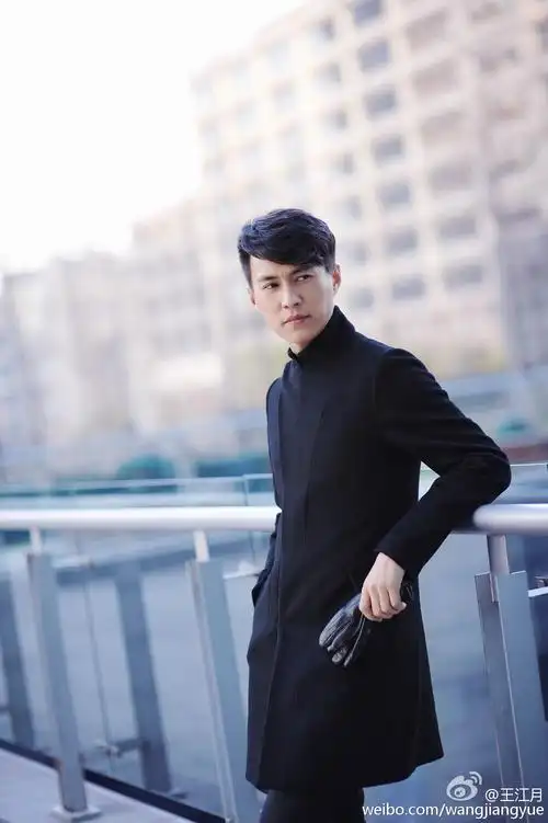 靳东:人群中,更希望在角落里观察别人,而不是被人观察