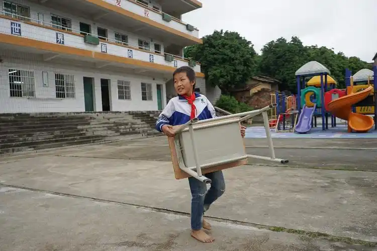 赤着脚的孩子和8强讲书人