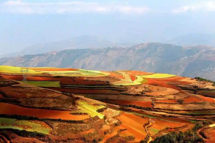 5 写美篇  "东川红土地"位于昆明以北偏东方向,属昆明市东川区管辖下