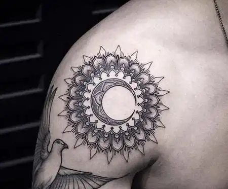 男性肩部梵花鸽子纹身图案