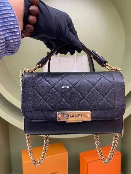 chanel96皮邮差包