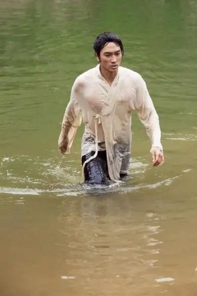 宋承宪新剧drjin中展示健美身材