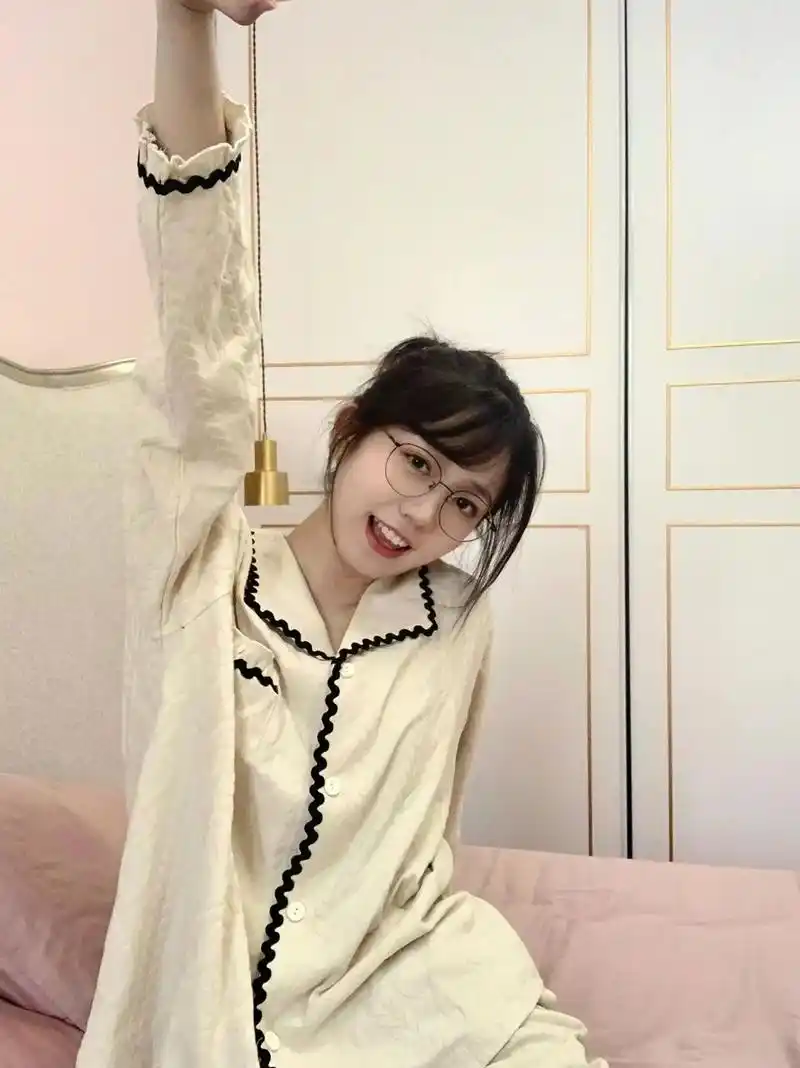 有人化妆十五分钟 躺在床上拍照 - 抖音