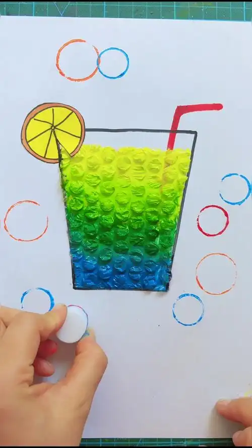 创意美术#用泡泡纸 颜料画好喝的饮料,快带孩子一起创作吧!-度小视