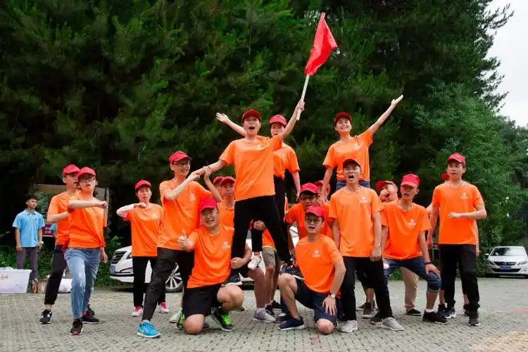 图为佰仕佳团队分组,确定团队队名,队歌和团队口号,队形图为"群龙取水