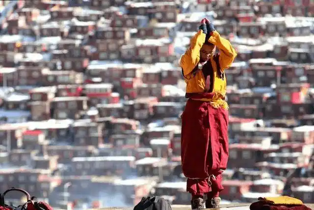 当有些虔诚的朝拜者一辈子也无法以"三步一叩"的方式抵达圣殿布达拉宫