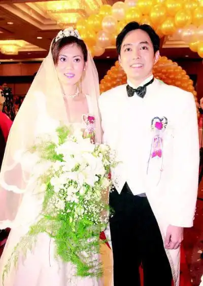 上个月月底的时候李志希与空姐妻子纪佩伶刚刚度过结婚19周年的纪念日