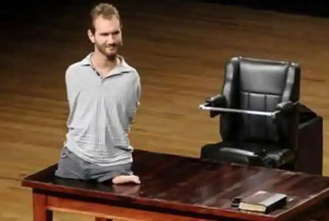 天生没有四肢的演说家尼克身价过亿后娶亚裔娇妻生下4个孩子