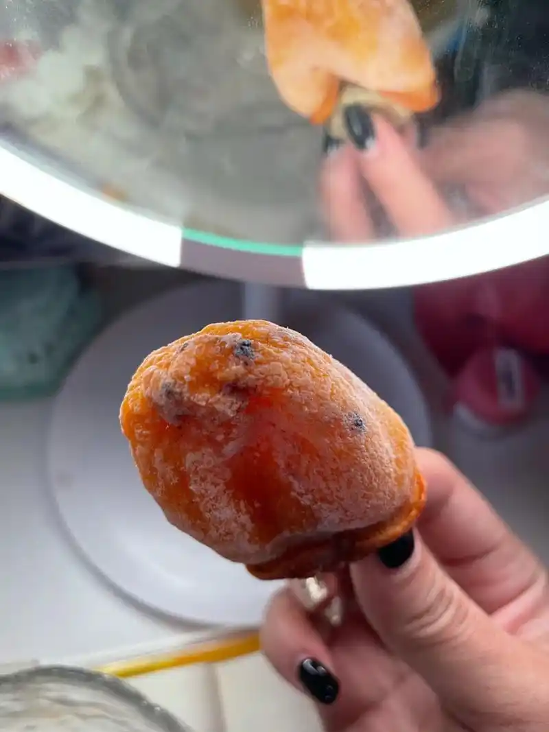 有没有爱吃柿饼的 这是发霉了吗?