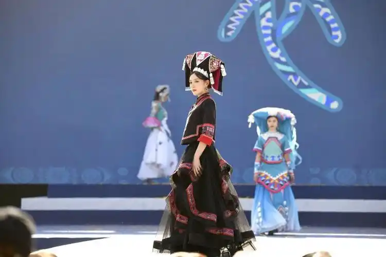 贵州黔西南布依族服饰质朴靓丽非遗时装秀别具一格