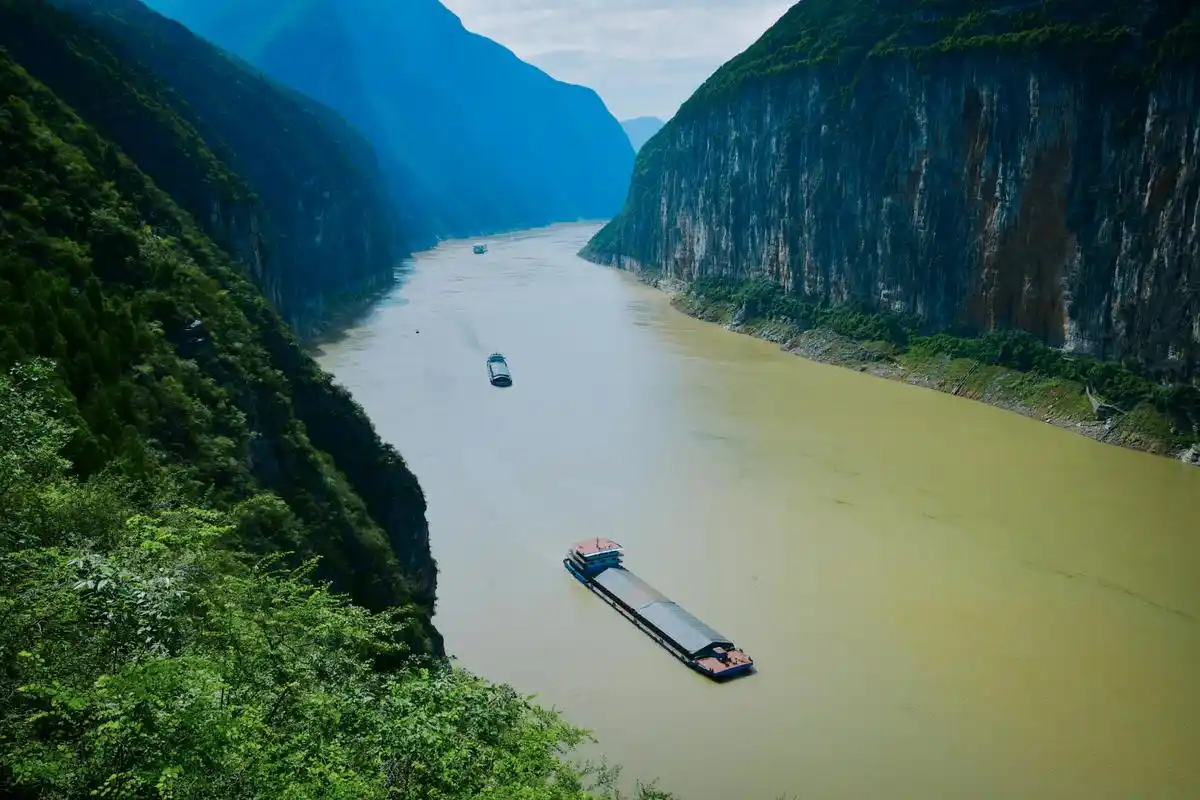 地理课本上说瞿塘峡断崖壁立,十分险要,也是长江三峡最窄的地方