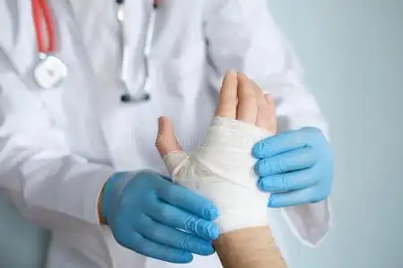 关闭医生包扎一只手照片