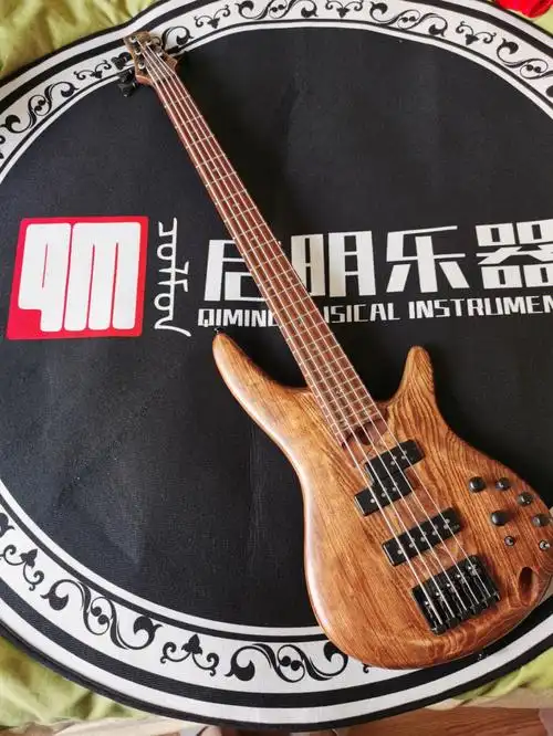 品牌:依班娜sr655类型:5弦贝斯成色:有轻微使用痕迹琴:原木色,木纹