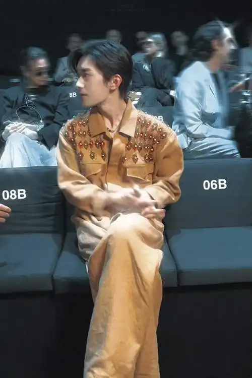 外媒镜头下的易烊千玺生图##易烊千玺 米兰时装周