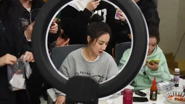 12月11日,当晚直播结束后薇娅和团队成员进行直播复盘.