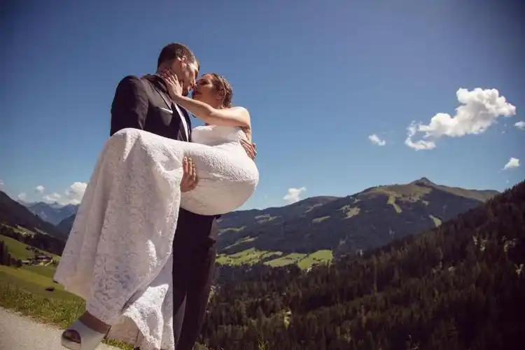 接吻的新郎和新娘