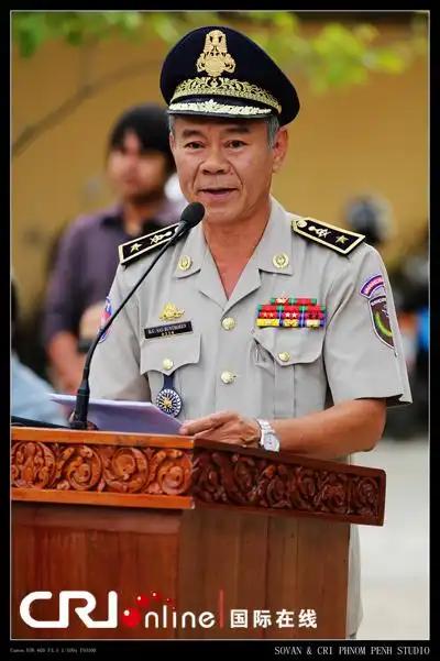 柬警察总署副署长索帕在销毁非法光盘现场