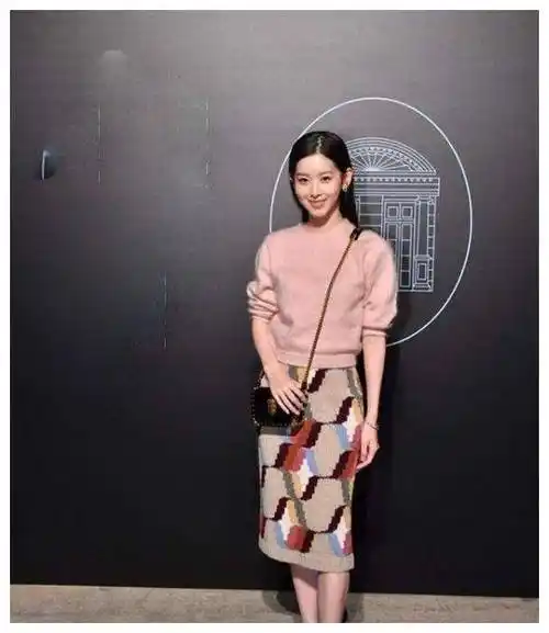 原创章泽天真是小个子超模波点衬衫配浅蓝色裙秒变170即视感