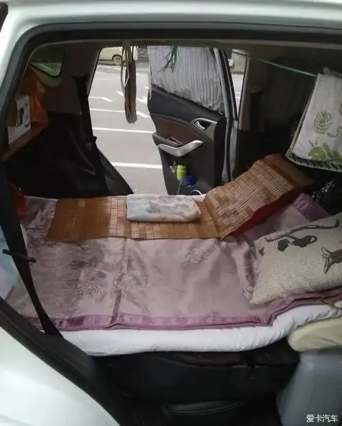 睡床和厨房布局花甲夫妻床车自驾游