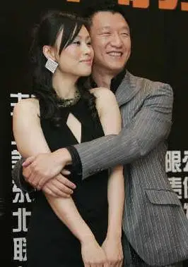 原创邬君梅16岁出道29岁成奥斯卡终身评委今54岁和外国老公很幸福