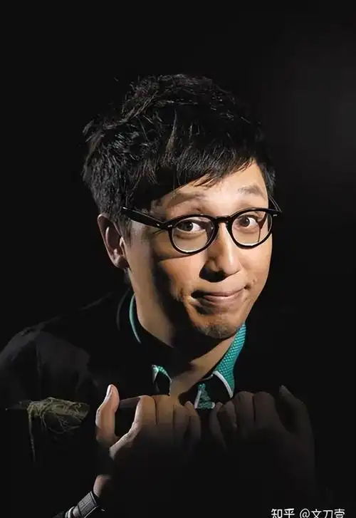 蓝台全员恶人局:起底一哥华少,靠老婆秦利鸽成名的"好舌头"