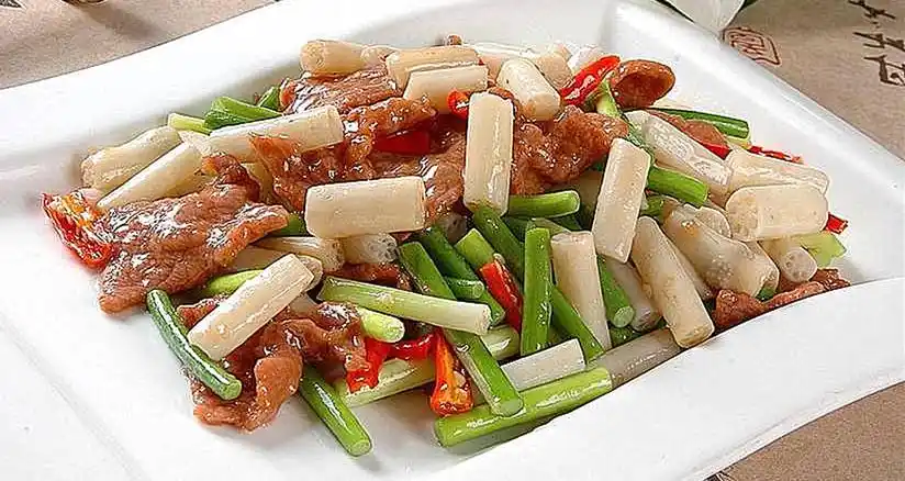 会保养的女人,平时都在吃它,15块钱炒一大盘,脸蛋越吃越红润_炒牛肉