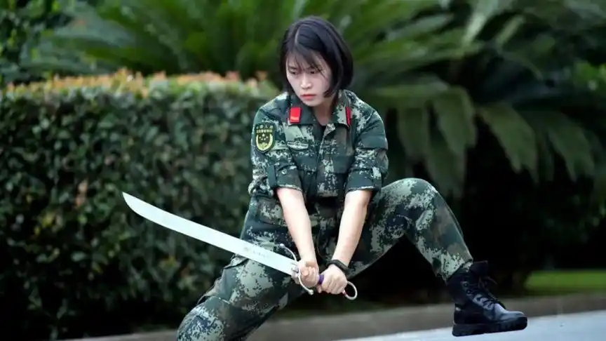 创作灵感 文武兼修,这个女兵"菲"同一般#军旅 #女兵帅爆了
