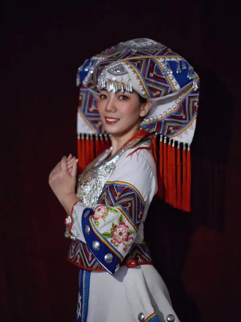 民族服饰|壮族 传统的壮族服饰是以黑色,蓝色,青色为主,配以一些五