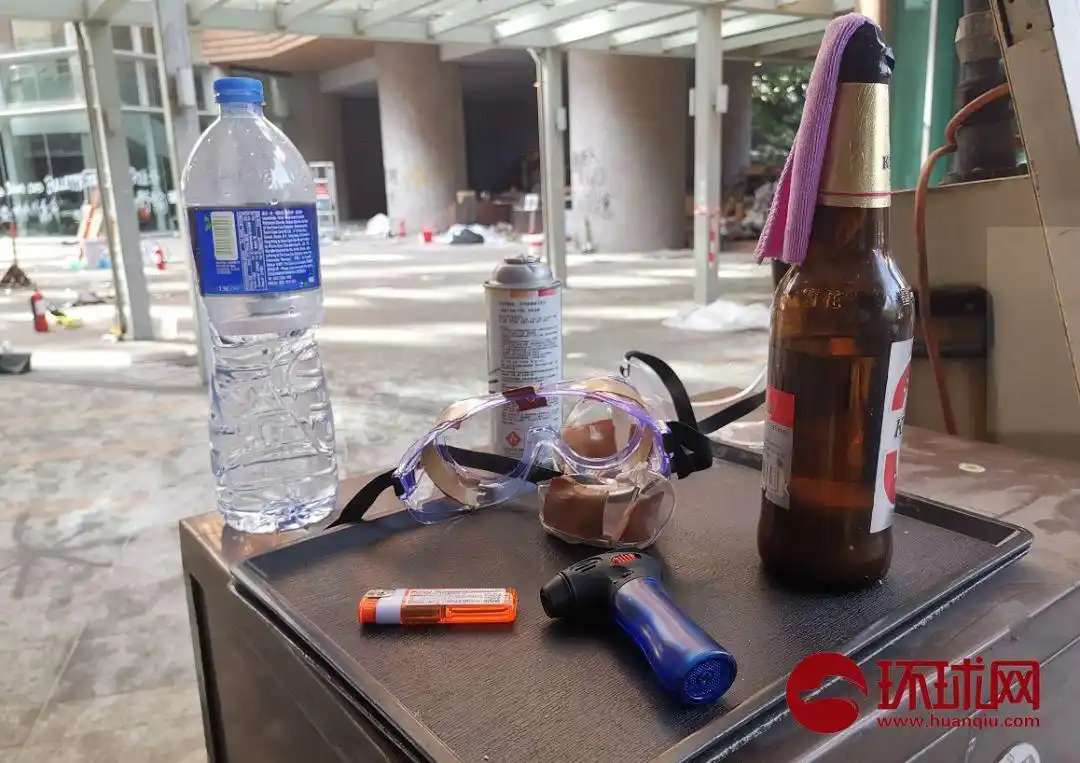 现场看到未使用的燃烧瓶,护目镜等.杨升摄