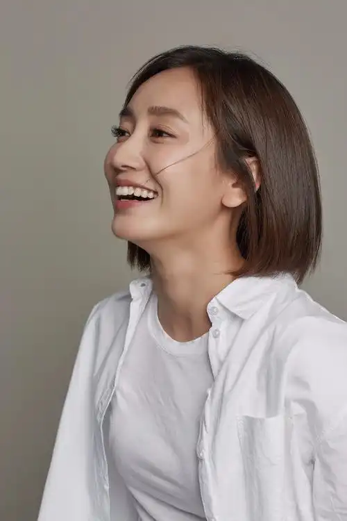 近日,演员董晴曝光一组白衬衫写真照.