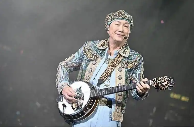 许冠杰演唱会致敬李小龙叶童坐观众席首排与偶像合唱激动尖叫