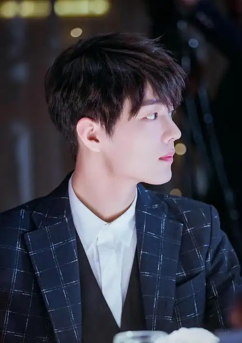 温暖少年肖战帅气西装写真