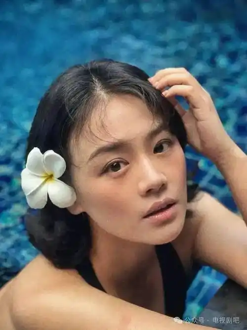 马思纯化身美人鱼浮出水面 美腿修长身材惹人羡_写真照_照片_来源