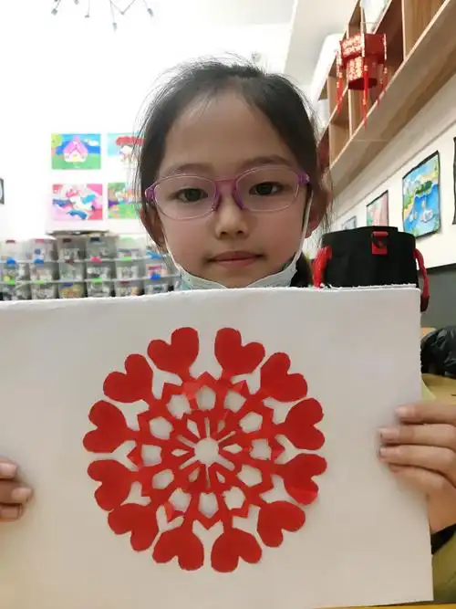 家枫书画院少儿美术班剪纸课—窗花 - 美篇