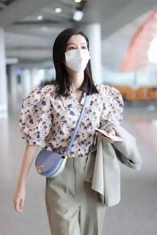 乔欣的千金气质绝了!穿大妈花衬衫 阔腿裤走机场,高级又洋气