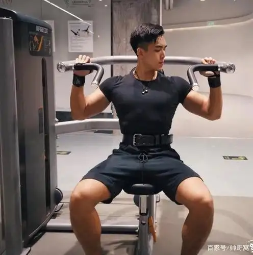 黑色衣服紧紧地贴在身上,是每一位喜欢健身房里男生的必备选择.