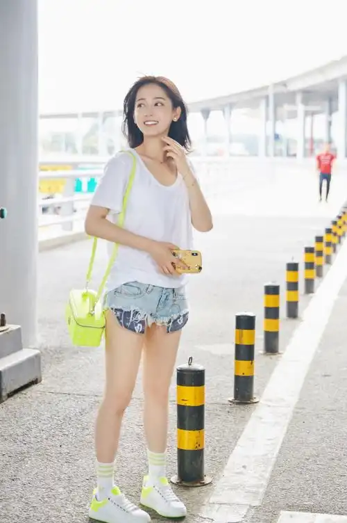 郑湫泓清爽白t机场照图片49