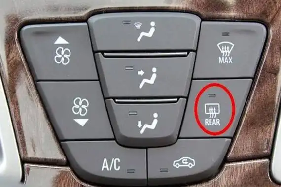 后视镜上的加热键图标看起来很像前挡风玻璃上的除雾,但仔细看有明显