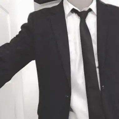 正装头像男生图片:高清好看的半身绅士西服男生头像