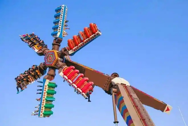 乐园"饼干警长训练营"360度旋转超人"极速旋风"全木质过山车"谷木游龙