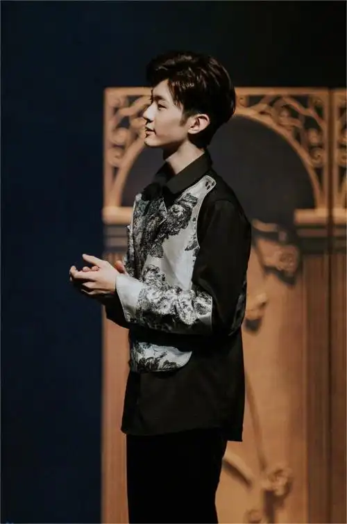 近日,男模张亮的儿子天天(本名:张悦轩)的一组照片引发争议.