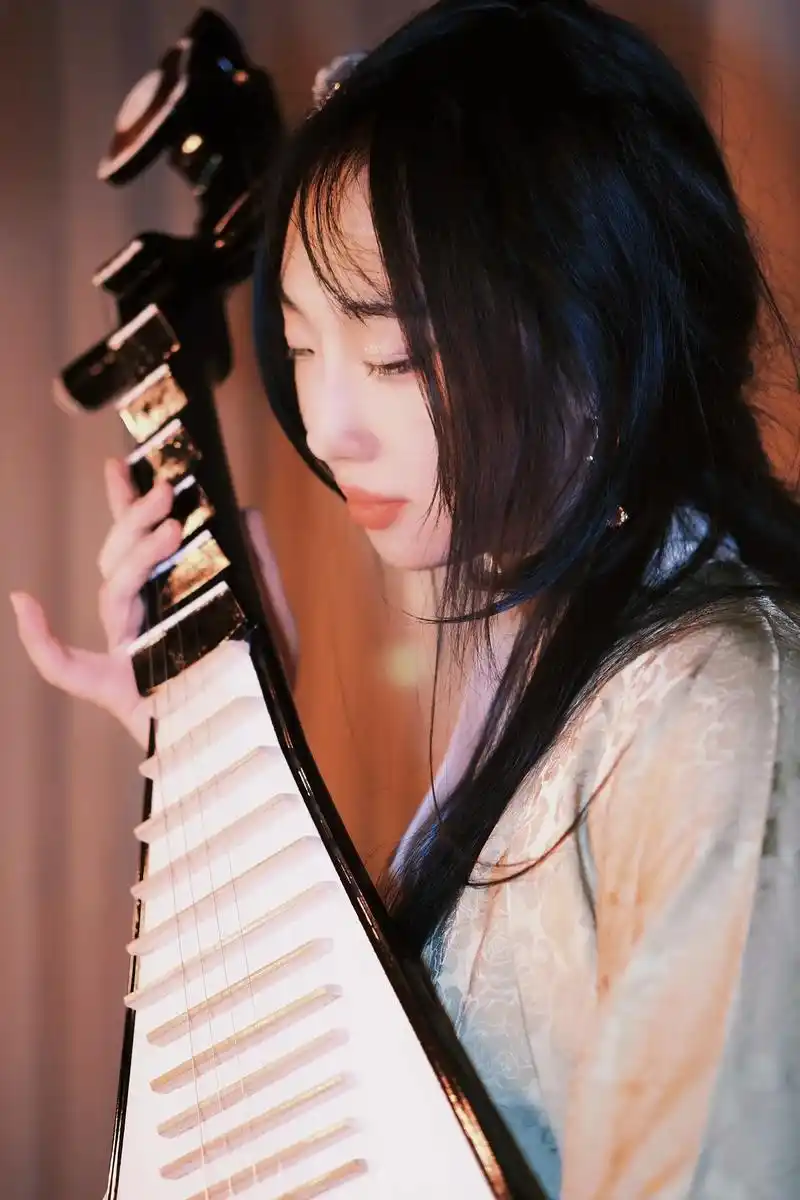 千呼万唤始出来,犹抱琵琶半遮 - 抖音