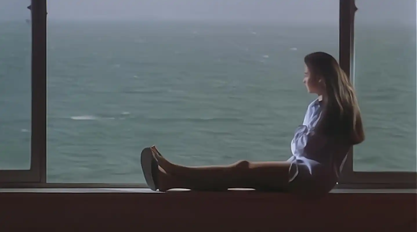 翻出《喜剧之王》看了 18岁的张柏芝横空出世 半躺在窗前的这一幕 嗯