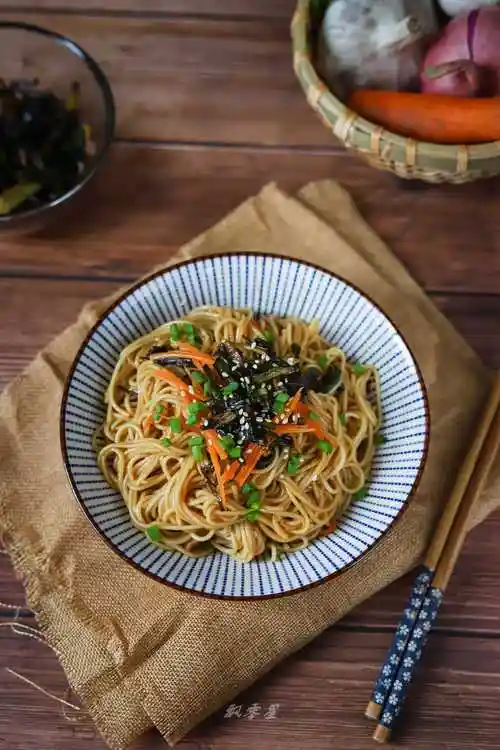 葱油拌面,葱油拌面的家常做法 - 美食杰葱油拌面做法大全