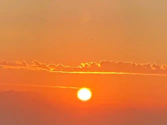 太阳升起来了像一个红红的大苹果羊台旭日东升