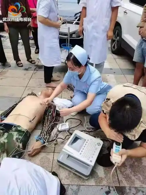 防汛救灾中抢救溺水男子众人合力成功救援