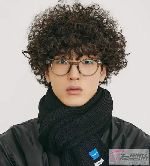 男生文艺范爆炸头 复古别致尽显个性_发型站_最新流行发型设计发型