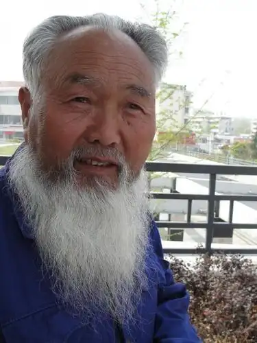 胡须(其他)胡须,俗称胡子,泛指生长于男性上唇,下巴,面颊,两腮或脖子