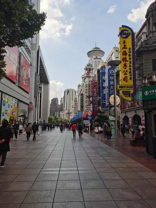 南京西路近头的"国际饭店"可是.旧,新中国几十年的标志性建筑